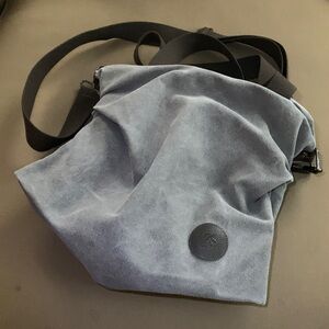 K2 Classic Fashion shoulder bag, approximately 11”x14” & ~45” adjustable strap